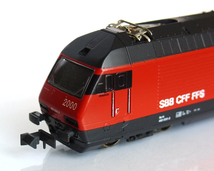 KATO 13709-2、SBB Re 460 000-3 Grauholzの前面と車体側面の一部