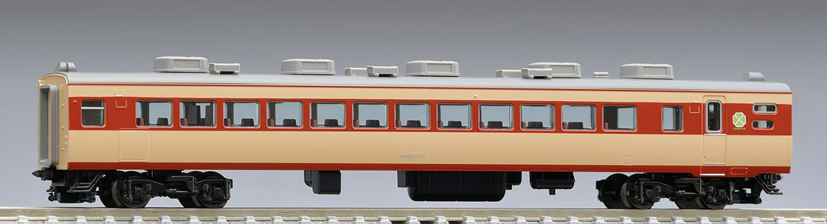 グリーン車マークとAU13クーラーを確認できるサロ481(489)形の単品1両。レールは別売です。模型写真:TOMIX公式商品資料。