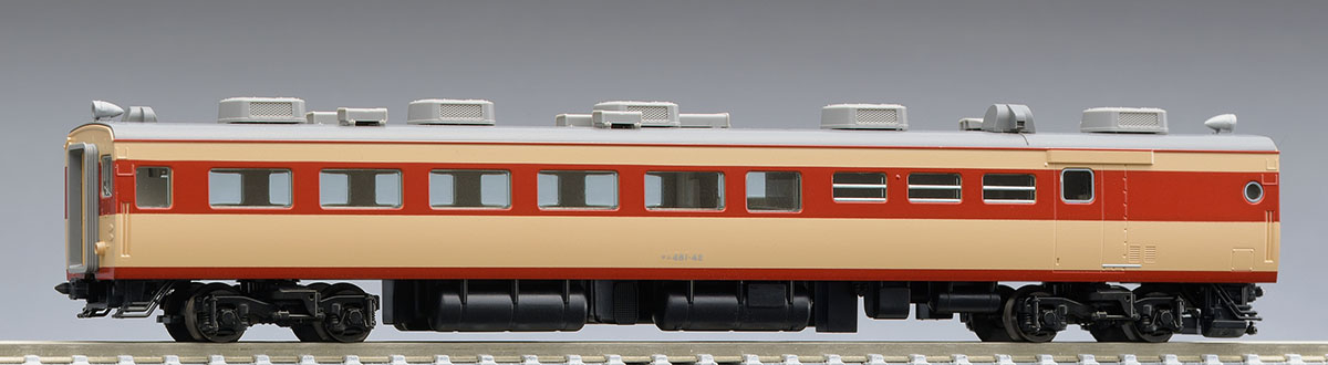 大きな窓と横長の小窓が混在するサシ481（489）形AU13搭載車の単品1両。レールは別売です。模型写真：TOMIX公式商品資料。