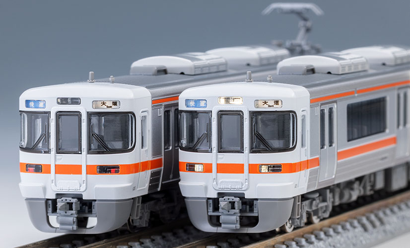前面表示と電球色LEDの点灯例。車番は仕上がり例。模型写真：TOMIX公式商品資料。