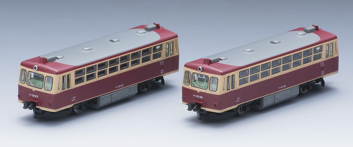 キハ01 57と56の模型全体。屋根・車体色・前面ガラスの差を見比べられます。 写真：TOMIX／トミーテック公式商品資料。