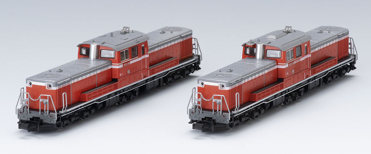 DD51-842・895の模型全体と銀色の装飾。写真：TOMIX／トミーテック公式商品資料。