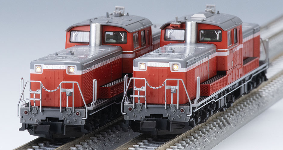 両車の前面手すりの形と点灯例。写真：TOMIX／トミーテック公式商品資料。