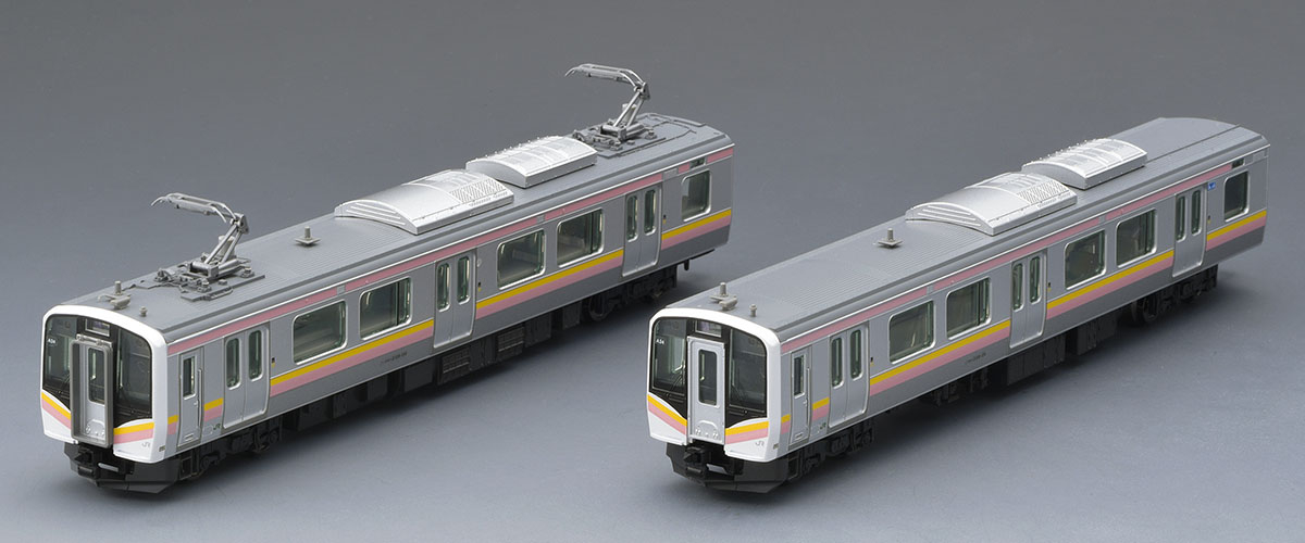 クモハE129-100後期型(M)とクモハE128-100後期型の2両。模型写真:TOMIX公式商品資料。