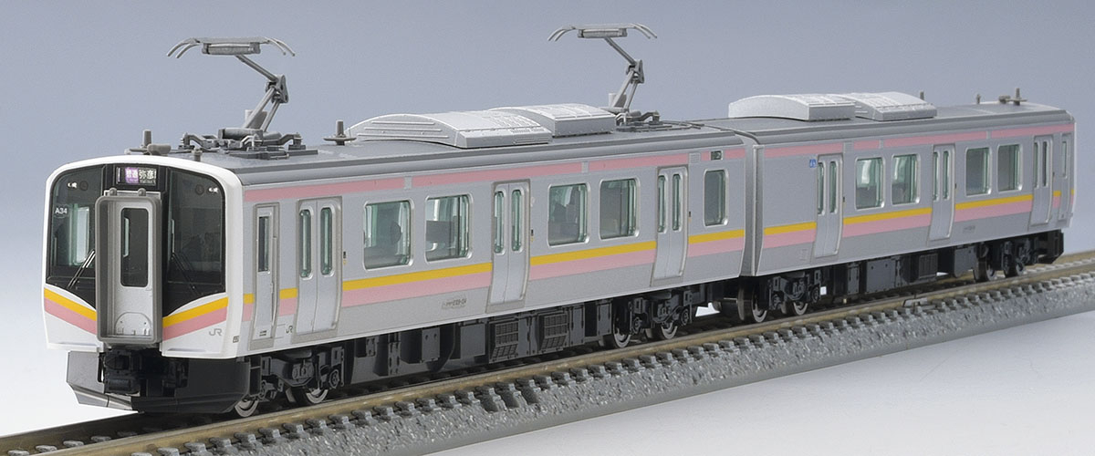 後期型・2パンタ車2両を連結した例。線路は別売。模型写真:TOMIX公式商品資料。