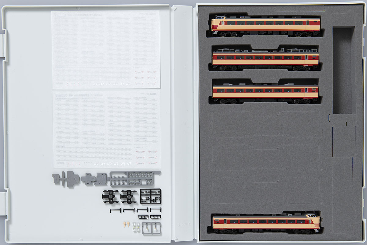 ブック型ケースの4両、交換パーツと転写シート。ケース写真：TOMIX公式商品資料。
