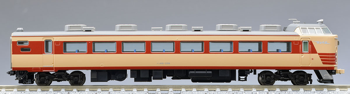 非常口とグレーの屋根を含む側面、床下と台車。模型写真：TOMIX公式商品資料。