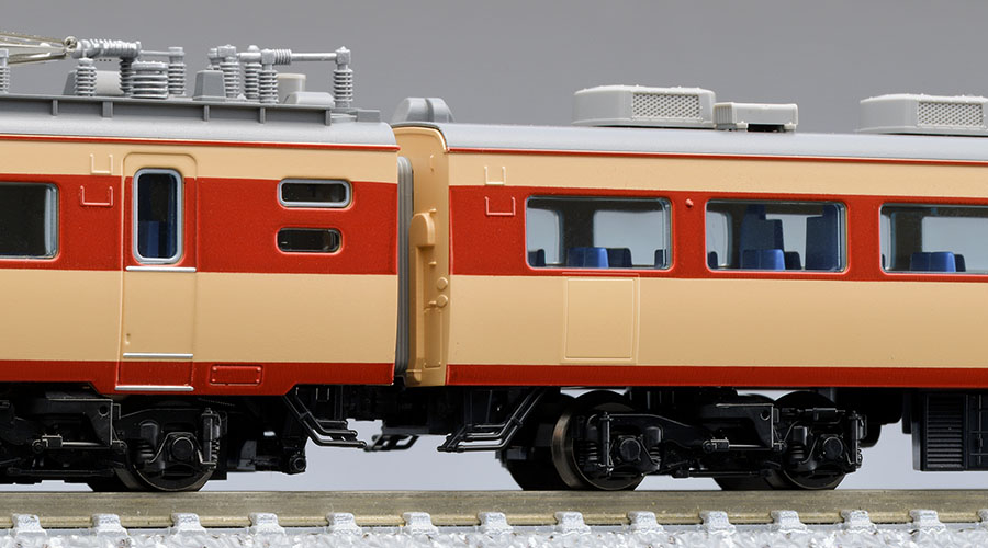 車端の配管付きTNカプラーと床下・台車。模型写真：TOMIX公式商品資料。