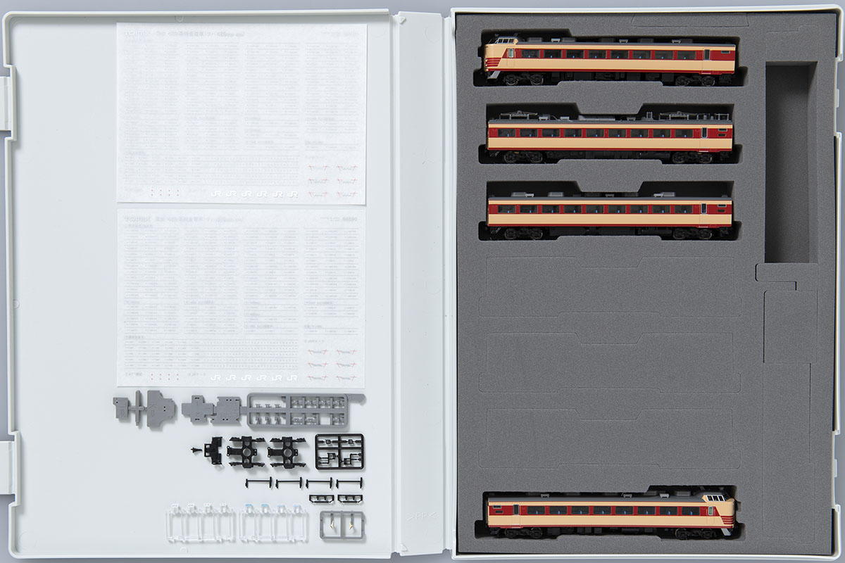 ブック型ケースの4両と交換部品・転写シート。ケース写真：TOMIX公式商品資料。