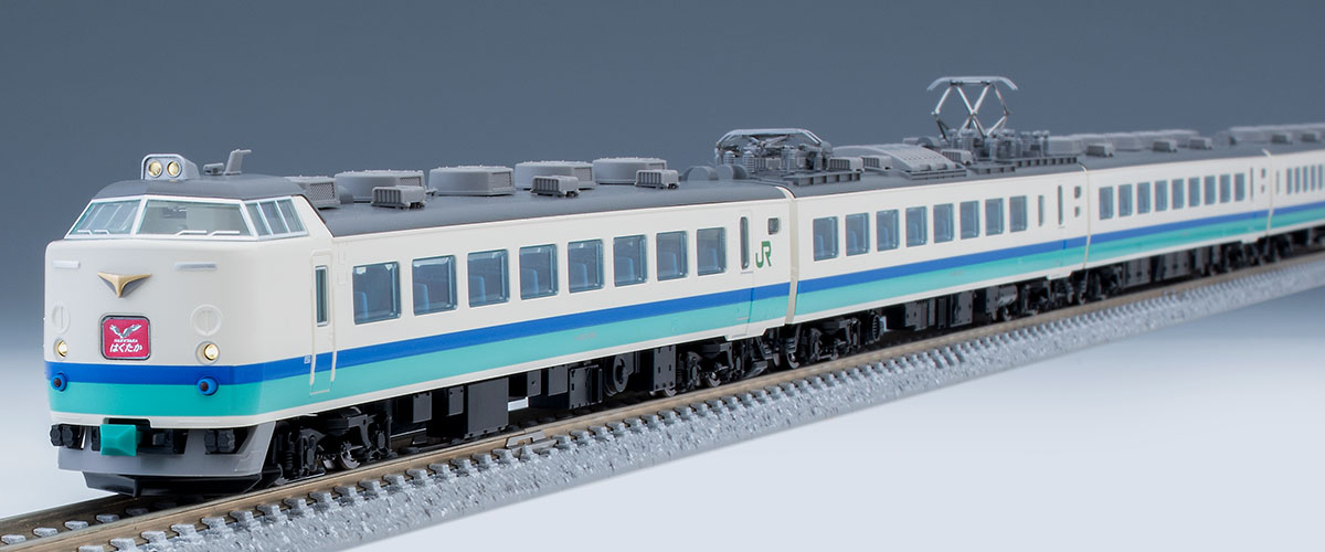 大きな客室窓と白・青・緑の上沼垂色。レールは別売です。模型写真：TOMIX公式商品資料。