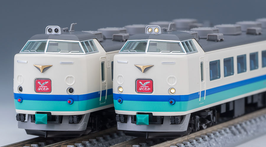 先頭部の灯火・はくたかマークと緑の連結器カバー。模型写真：TOMIX公式商品資料。