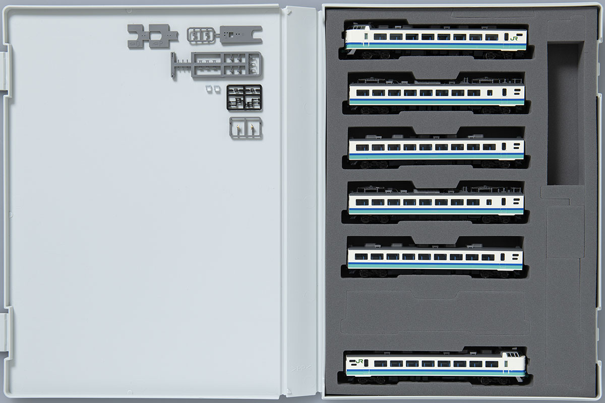 基本6両とマーク・アンテナなどの付属パーツを収めたケース。ケース写真：TOMIX公式商品資料。