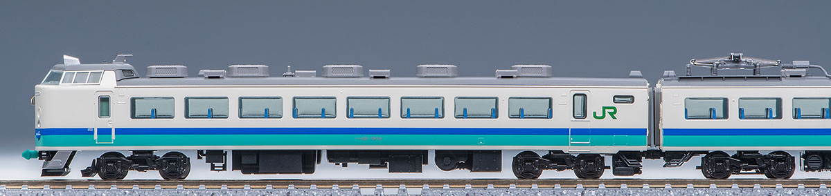 グレードアップ車の大窓と側面・連結面を横から見る。模型写真：TOMIX公式商品資料。