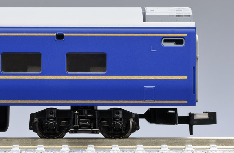 オロネ25-501を再現する車体の窓・点検蓋・車端部。模型写真：TOMIX公式商品資料。