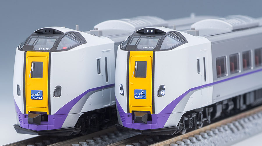 先頭車のヘッド・テールライトとOZORAトレインマークの点灯例。模型写真:TOMIX公式商品資料。