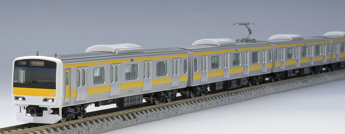黄色帯と銀色の車体、側面グリーンガラスを先頭から確認。模型写真：TOMIX公式商品資料。