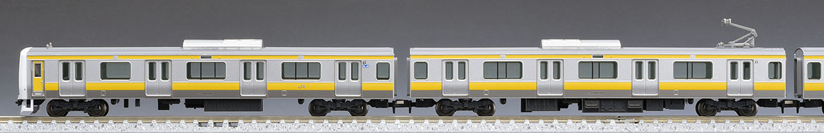 先頭車とモハE231の側面・床下機器を見比べる。模型写真：TOMIX公式商品資料。