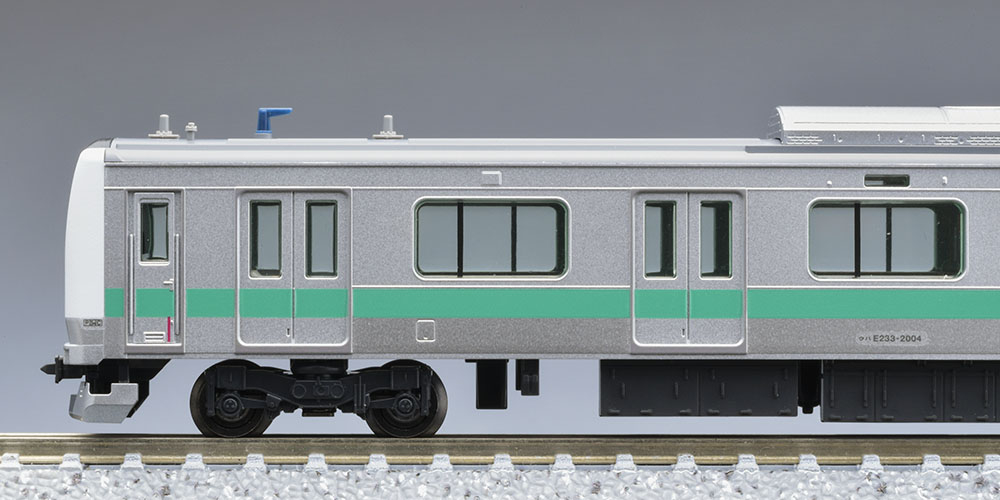 側面から見る奥まったスカートと先頭車の足回り。模型写真:TOMIX公式商品資料。