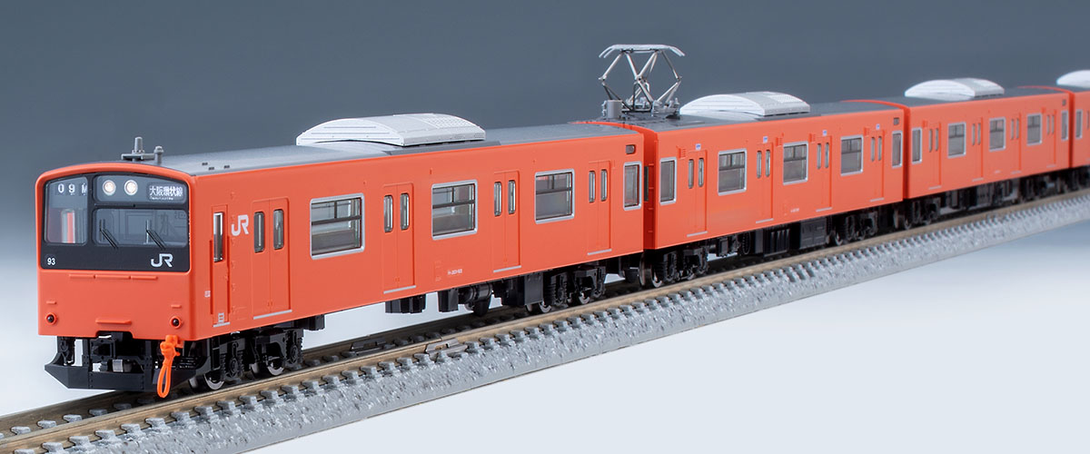 30N更新車の前面と側面、オレンジの車体と表示を見る。模型写真：TOMIX公式商品資料。