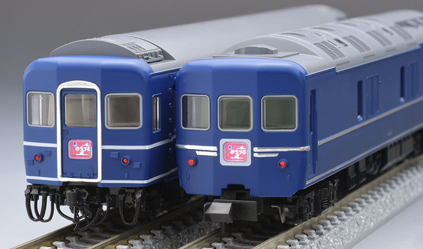 オハネフと前期型カニの端部・屋根・連結器と灯火を比較。模型写真:TOMIX公式商品資料。