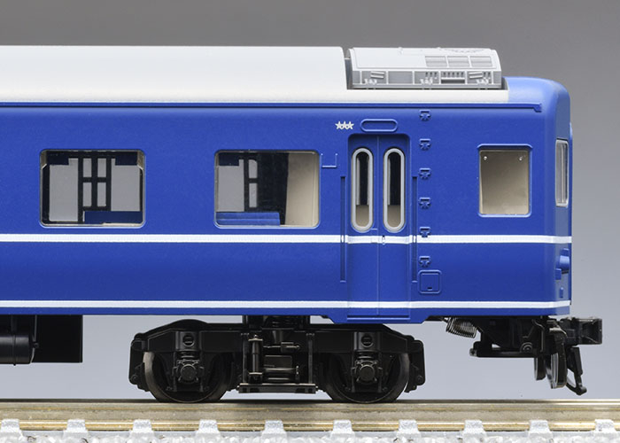 白帯のある乗降ドア、青い寝台とグレーHゴムの表現。模型写真:TOMIX公式商品資料。