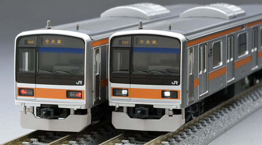 先頭車を並べたヘッド・テールライトの点灯例。模型写真：TOMIX公式商品資料。