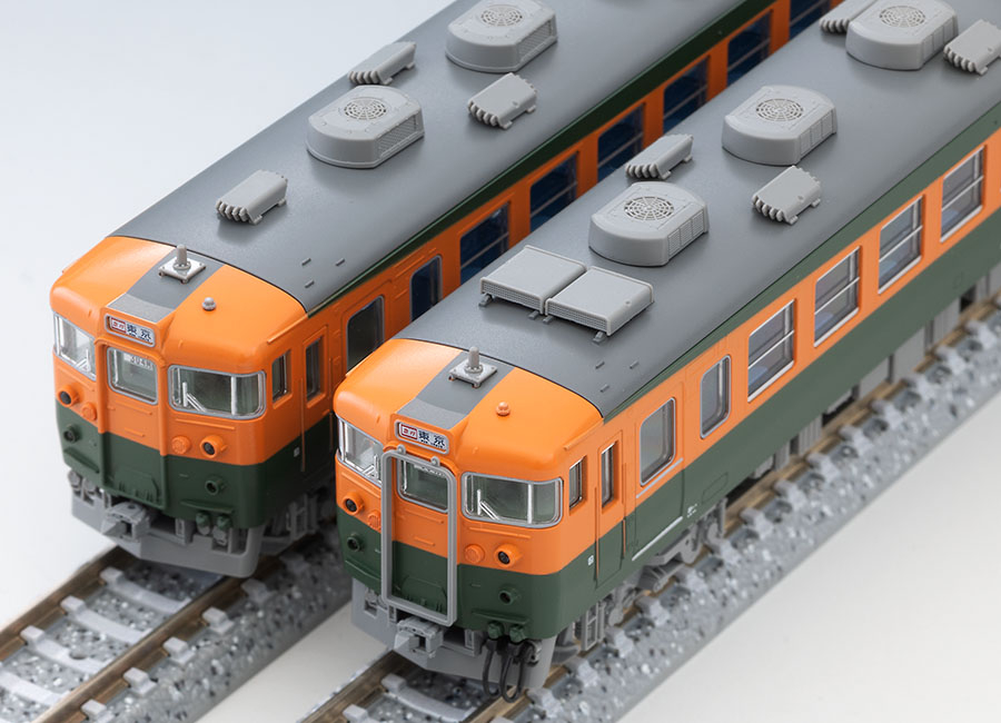 先頭車ごとに異なる屋根前方の冷房装置と細部。模型写真:TOMIX公式商品資料。