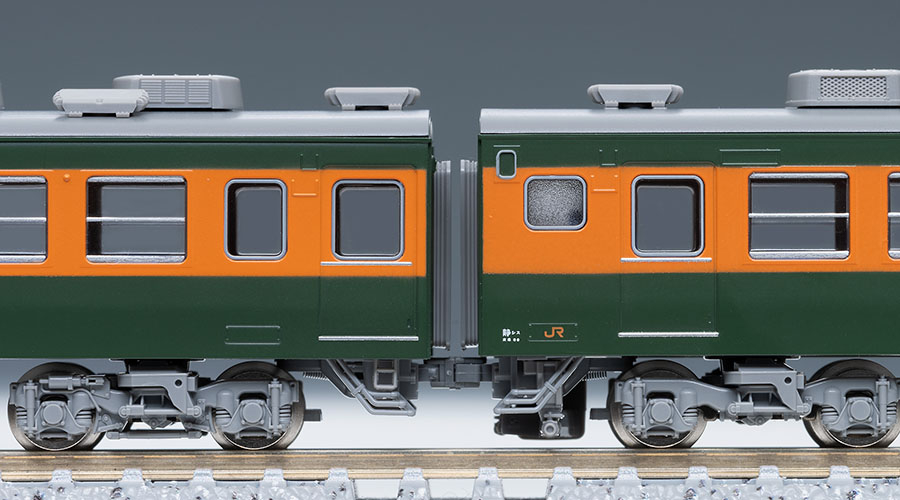 小型オレンジJRマークと車端部の配管・台車。線路は別売。模型写真:TOMIX公式商品資料。
