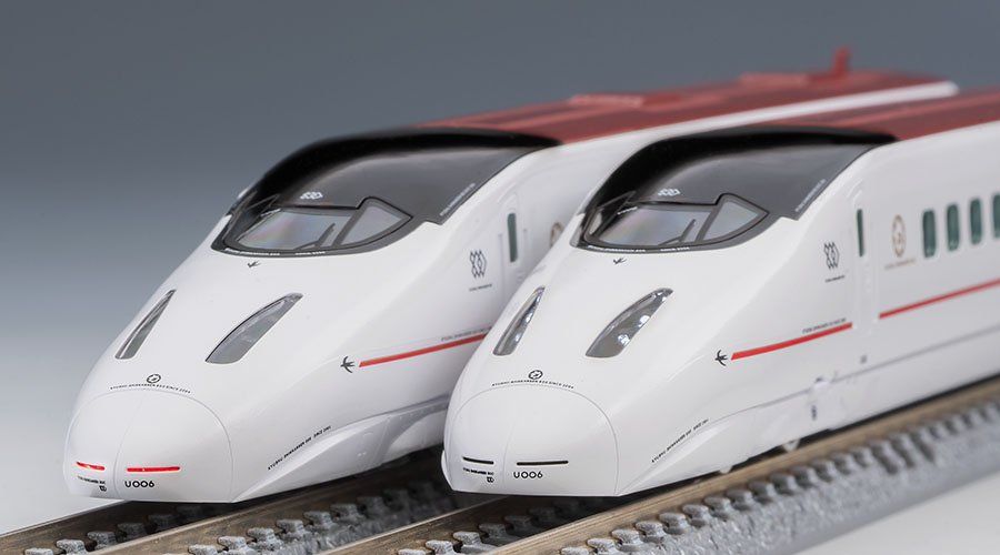 先頭車のヘッド・テールライトと印刷済みU006表記を比較。模型写真：TOMIX公式商品資料。