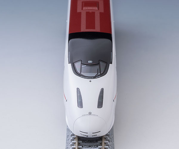 上から見る運転台窓、鼻先と屋根の色分け。模型写真：TOMIX公式商品資料。