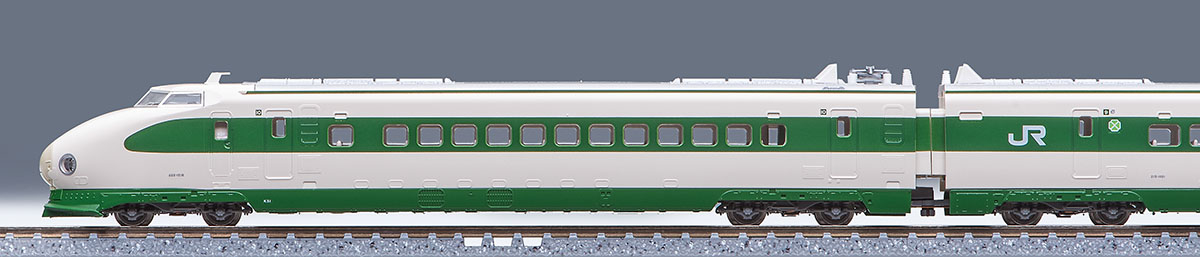 先頭車と215形の側面、窓配置とグリーンマーク。模型写真：TOMIX公式商品資料。