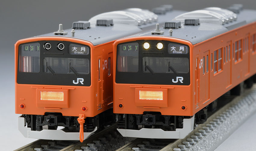 両先頭部の前照灯・尾灯と電照式表示。模型写真：TOMIX公式商品資料。