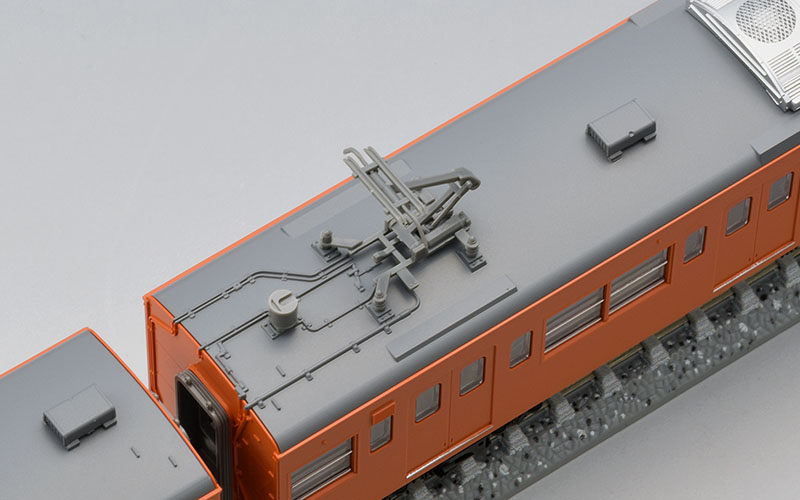 新規作成PS35Cシングルアームパンタグラフと屋根配管。模型写真：TOMIX公式商品資料。