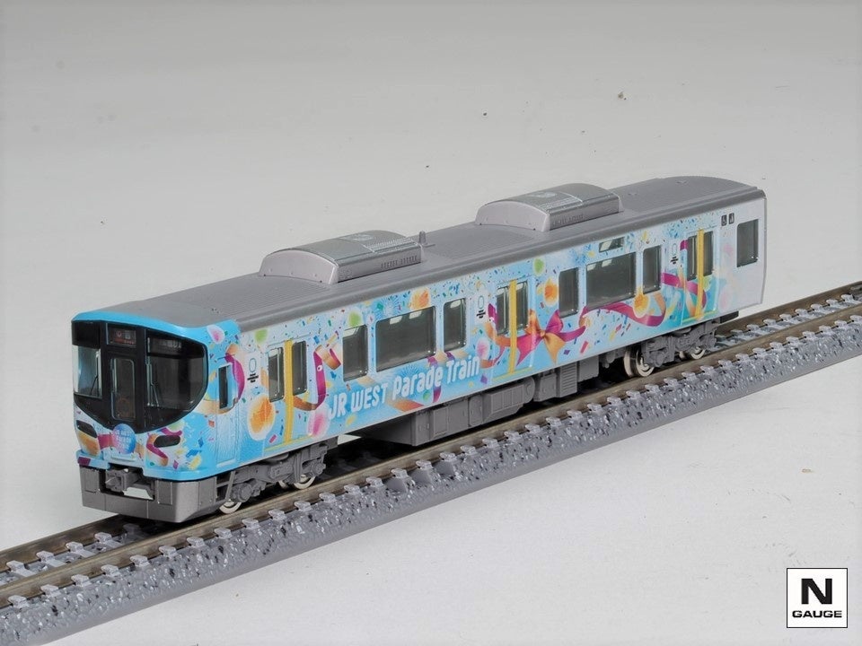 JR西日本提供のTOMIX クモハ322形 JR WEST Parade Train。購入対象は写真中央のラッピング車両1両で、線路は含まれない。