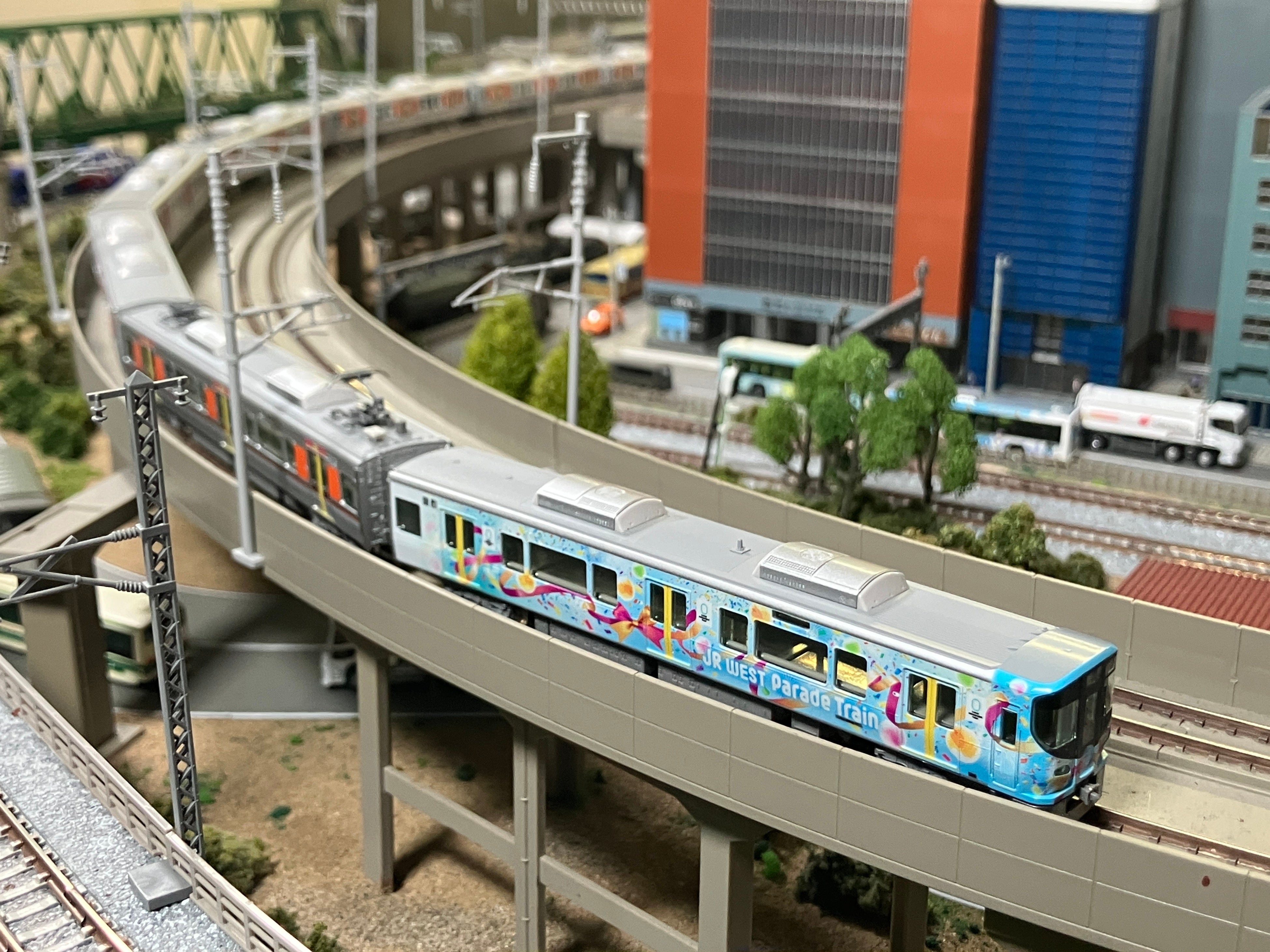 JR西日本提供のジオラマ走行例。奥の銀色の車両と線路・建物は付属しない。